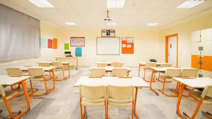 Turnkey school furniture solutions including university lecture hall desks and compact dormitory furniture by Reggo Trade